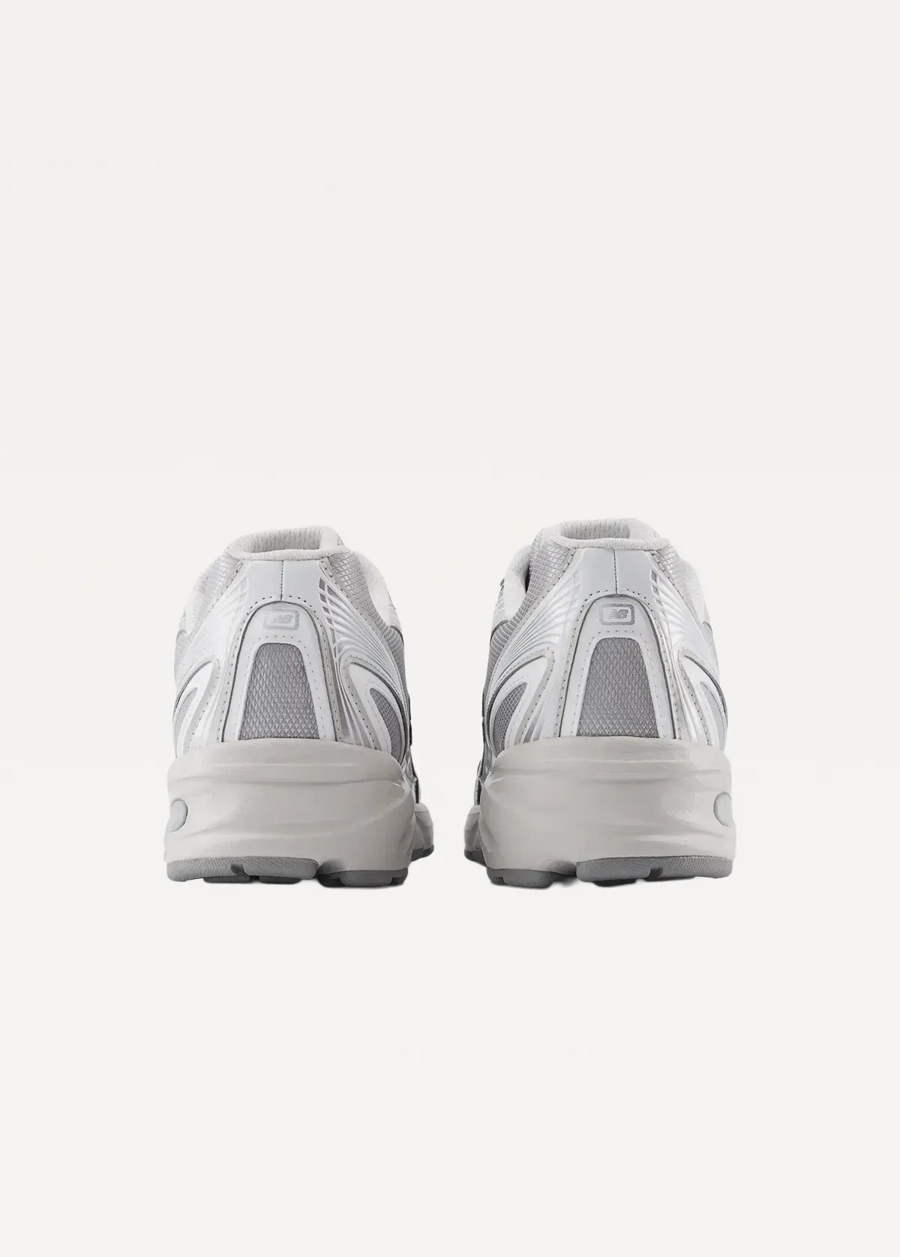 Кроссовки женские New Balance 740 серебряного цвета