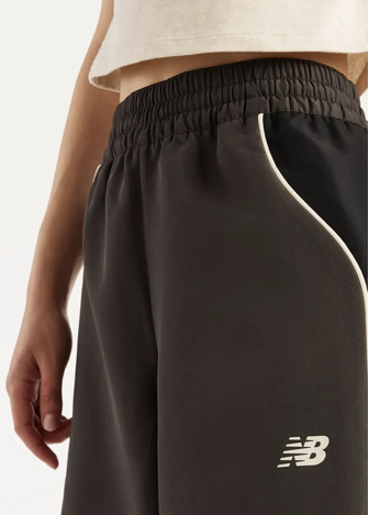 Спортивні штани жіночі New Balance Trackside Woven чорного кольору