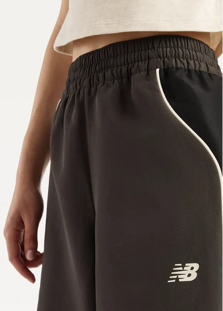 Спортивні штани жіночі New Balance Trackside Woven чорного кольору