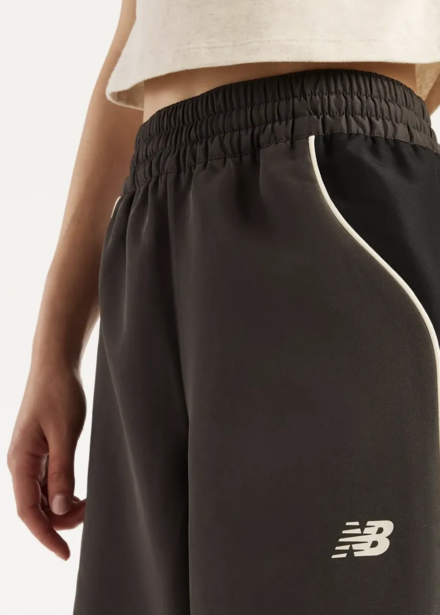 Спортивні штани жіночі New Balance Trackside Woven чорного кольору