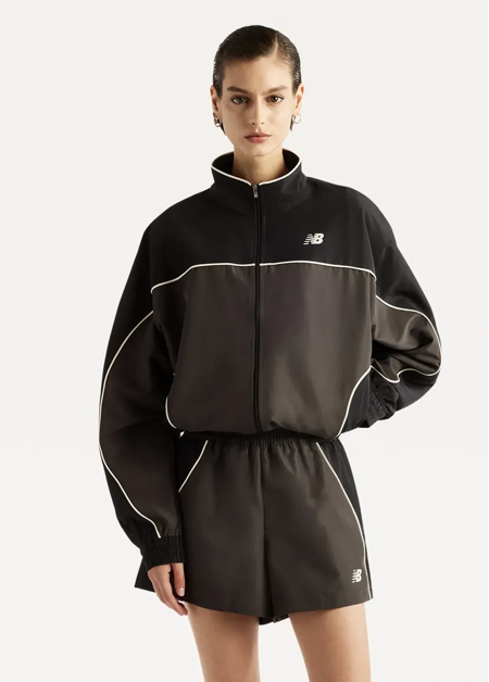 Куртка вітровка жіноча New Balance Trackside Woven чорного кольору