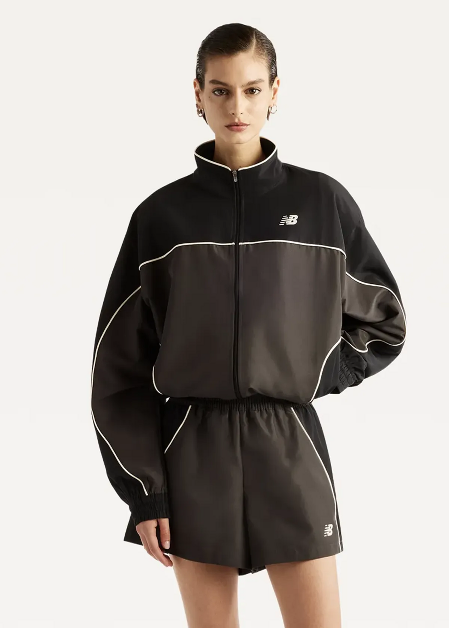 Куртка вітровка жіноча New Balance Trackside Woven чорного кольору