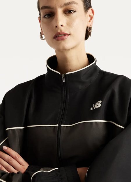 Куртка вітровка жіноча New Balance Trackside Woven чорного кольору