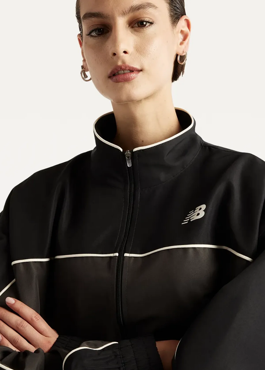 Куртка вітровка жіноча New Balance Trackside Woven чорного кольору