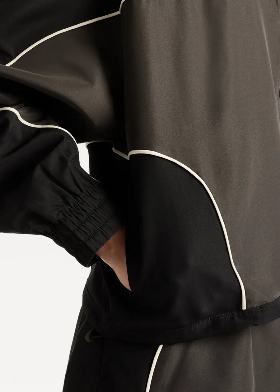 Куртка вітровка жіноча New Balance Trackside Woven чорного кольору
