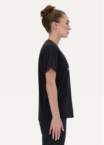 Футболка женская New Balance Sport Essentials Jersey Logo черного цвета
