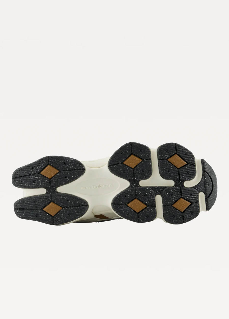 Кроссовки New Balance 9060 Unisex белого и коричневого цвета