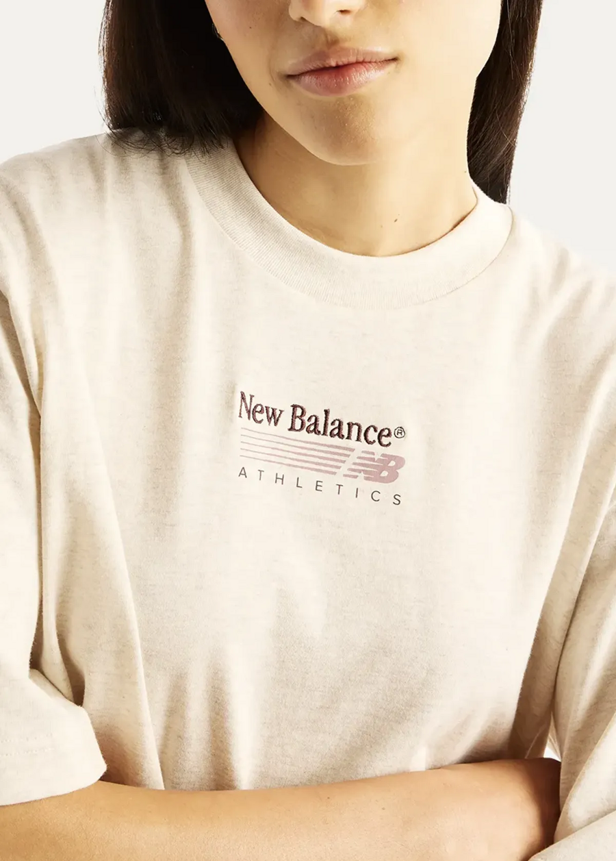 Футболка жіноча New Balance Trackside молочного кольору