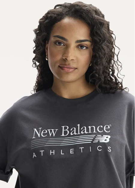 Футболка жіноча New Balance Trackside чорного кольору