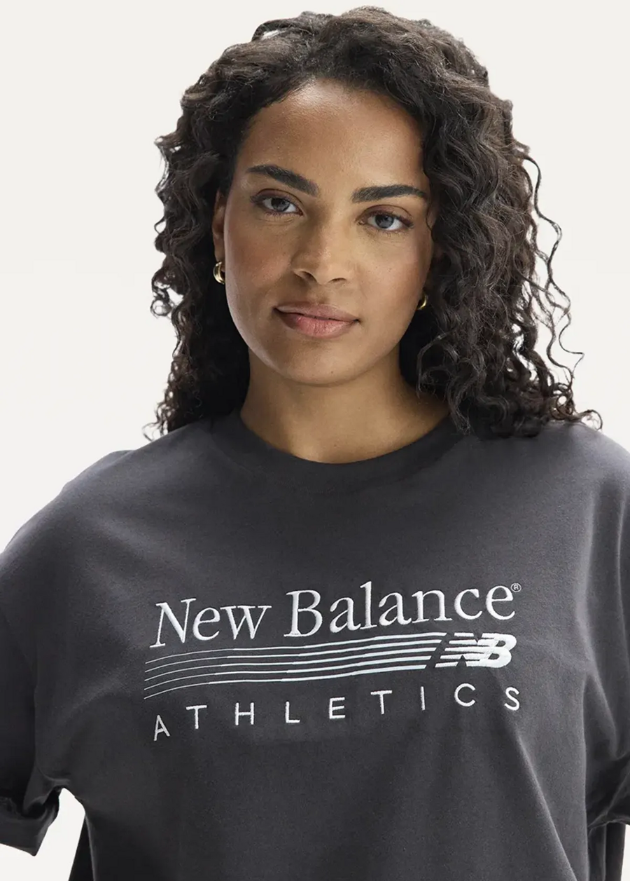 Футболка жіноча New Balance Trackside чорного кольору