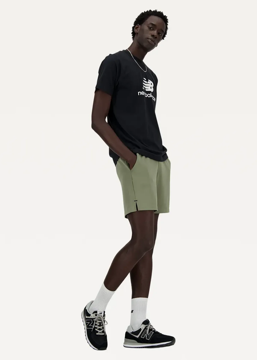 Футболка чоловіча New Balance Sport Essentials Logo чорного кольору