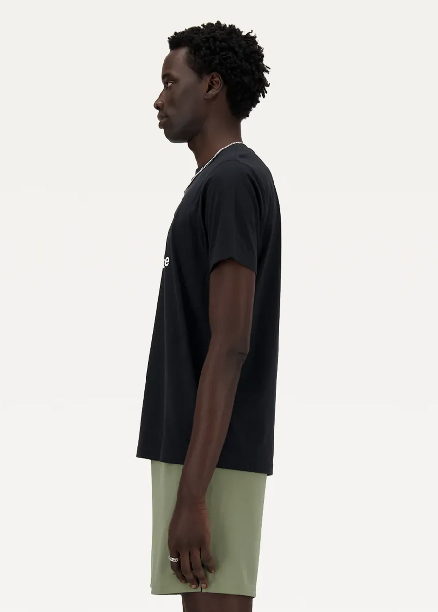Футболка чоловіча New Balance Sport Essentials Logo чорного кольору
