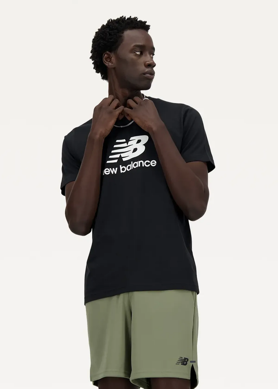Футболка чоловіча New Balance Sport Essentials Logo чорного кольору