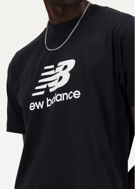 Футболка чоловіча New Balance Sport Essentials Logo чорного кольору