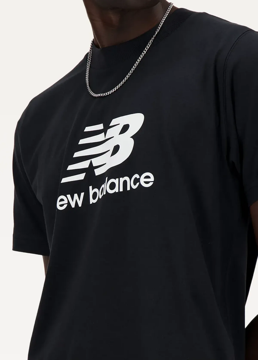 Футболка чоловіча New Balance Sport Essentials Logo чорного кольору