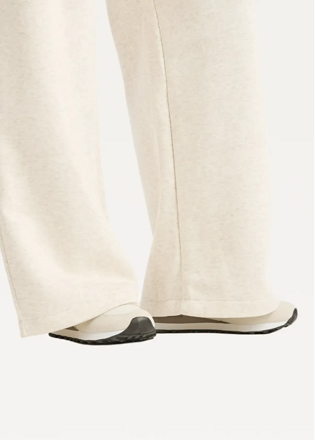 Штани жіночі New Balance Trackside Fleece бежевого кольору