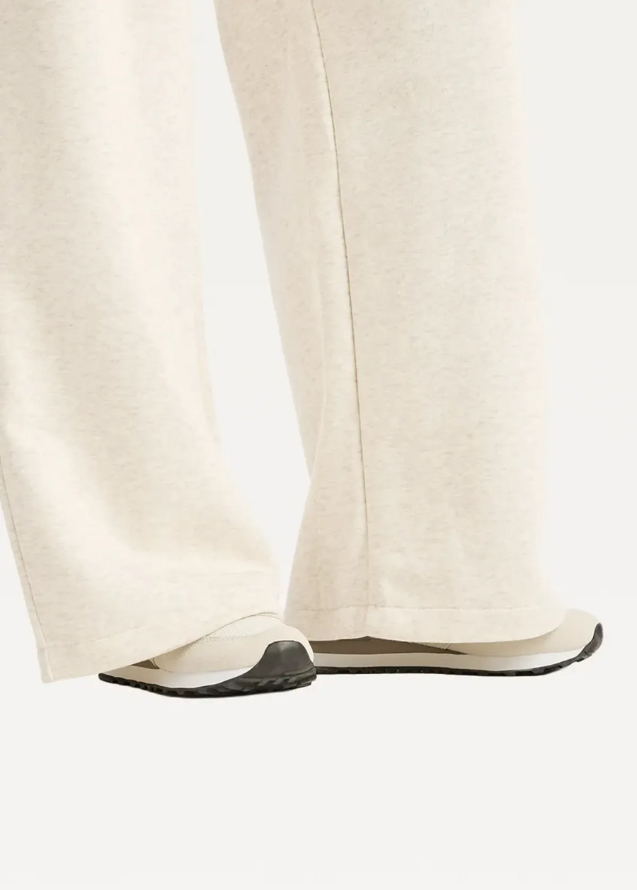 Штани жіночі New Balance Trackside Fleece бежевого кольору