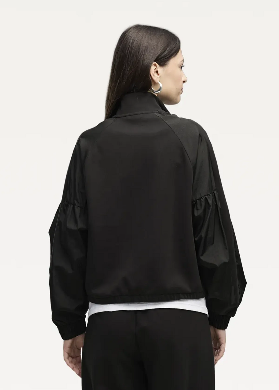 Ветровка женская PUMA HER Full-Zip Relaxed Jacket черного цвета