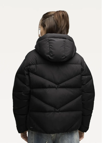 Куртка-пуховик женская  PUMA Hooded Down Puffer Jacket W черного цвета