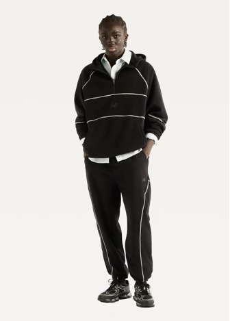 Свитшот мужской New Balance Trackside Polar Fleece черного цвета