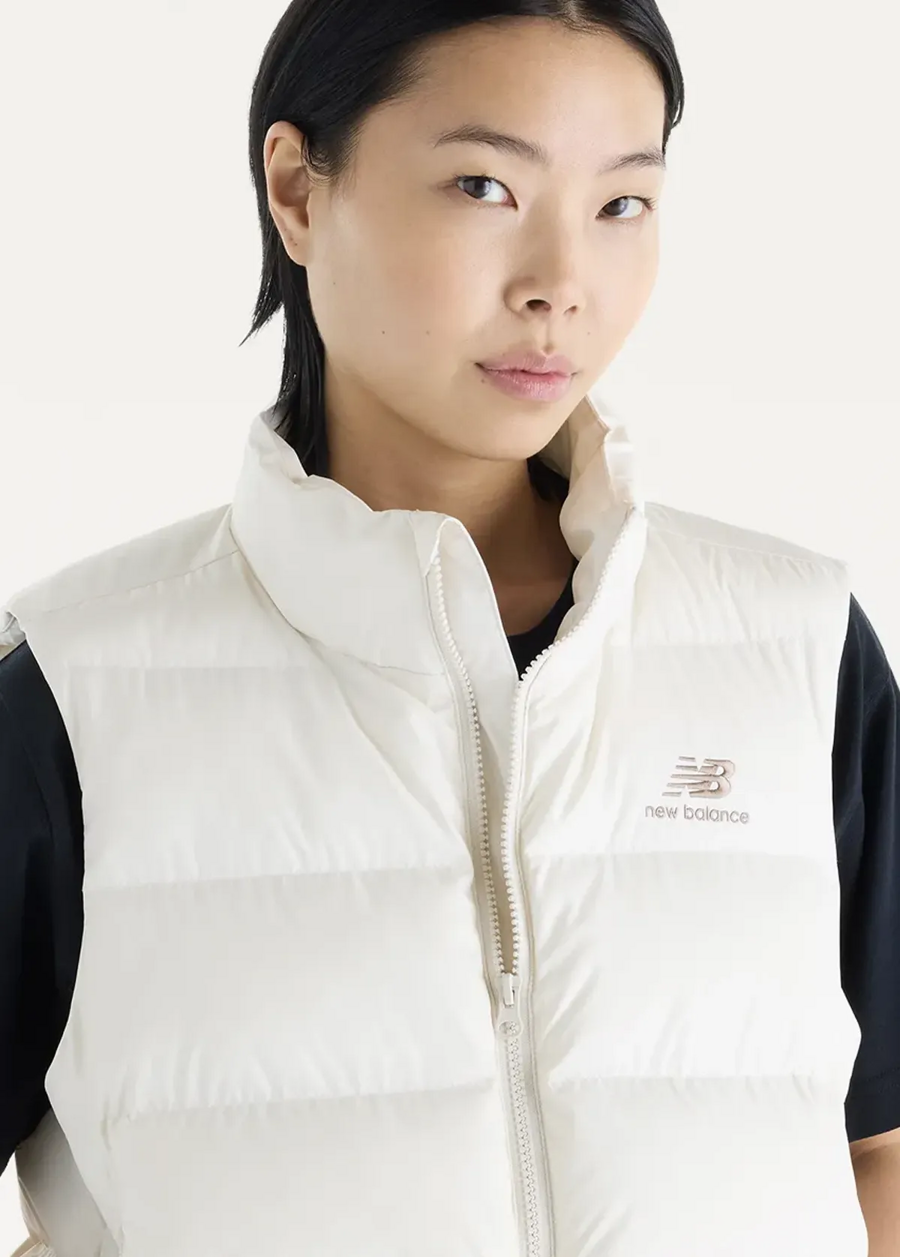 Жилет жіночий New Balance Boston Puffer молочного кольору