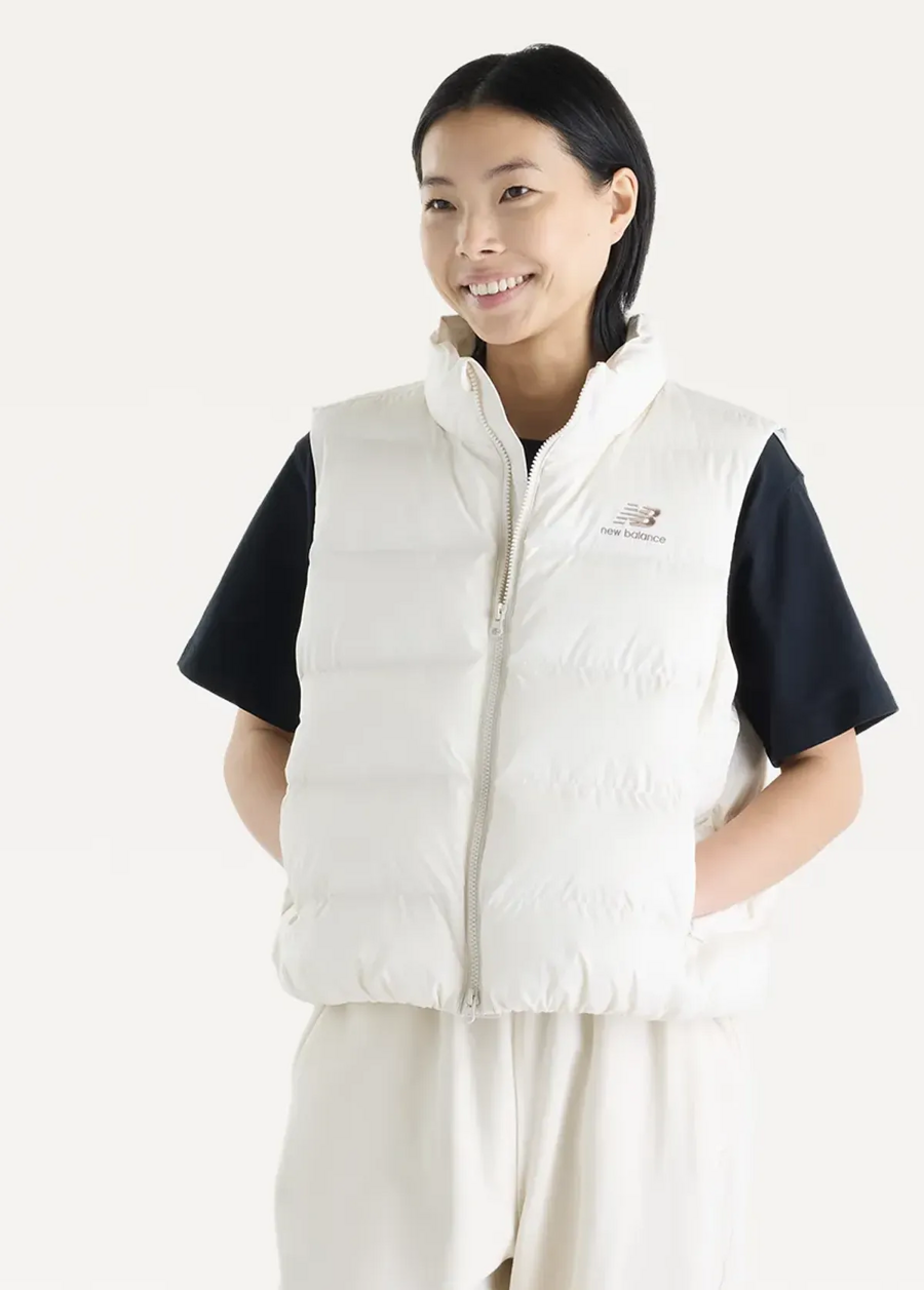 Жилет жіночий New Balance Boston Puffer молочного кольору
