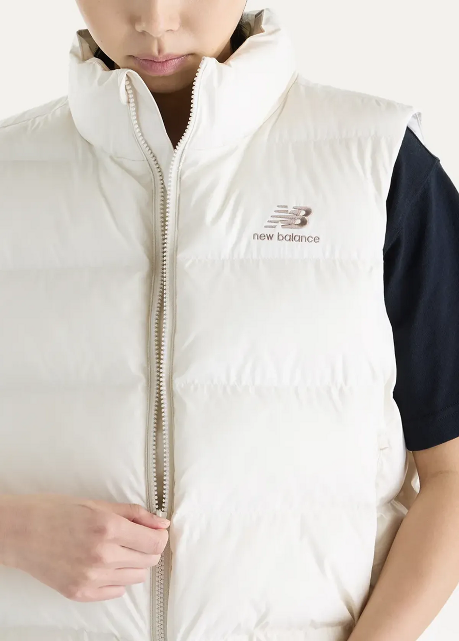 Жилет жіночий New Balance Boston Puffer молочного кольору