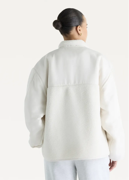 Куртка жіноча New Balance High Pile Fleece Sherpa молочного кольору
