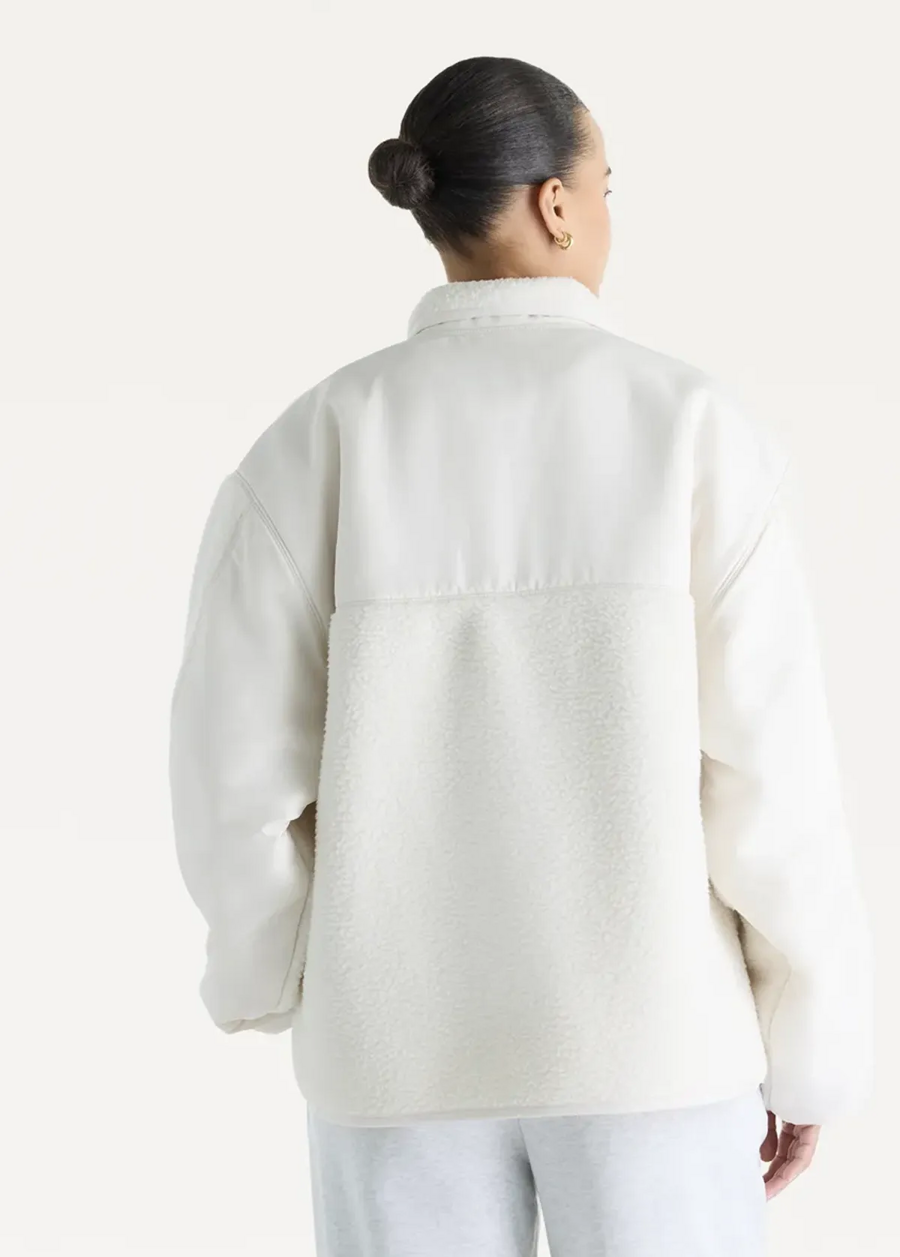 Куртка жіноча New Balance High Pile Fleece Sherpa молочного кольору