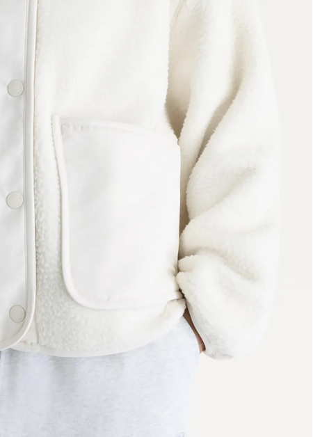 Куртка жіноча New Balance High Pile Fleece Sherpa молочного кольору