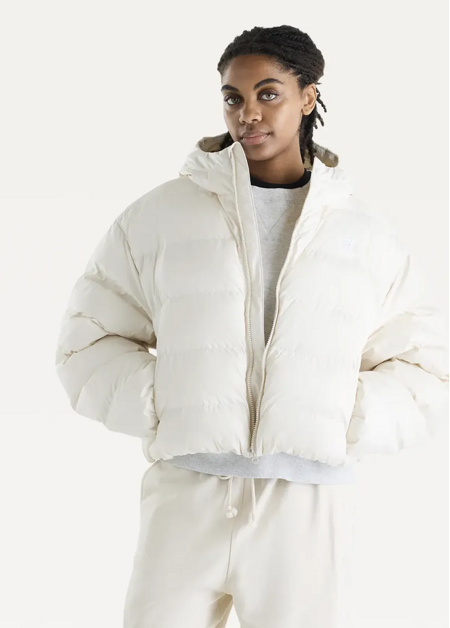 Куртка-пуховик жіноча New Balance Boston Puffer молочного кольору