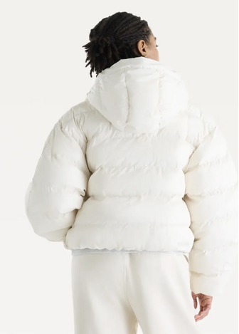 Куртка-пуховик жіноча New Balance Boston Puffer молочного кольору