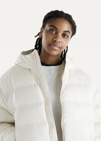 Куртка-пуховик жіноча New Balance Boston Puffer молочного кольору