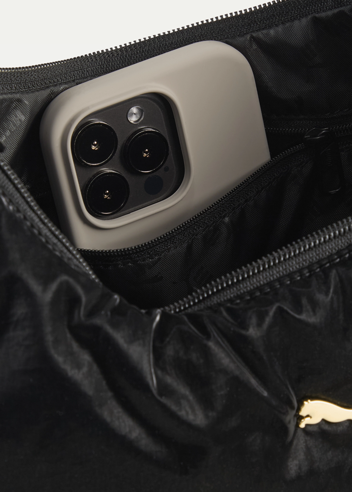 Сумка жіноча PUMA UP Hobo Bag чорного кольору-metallic gold logo