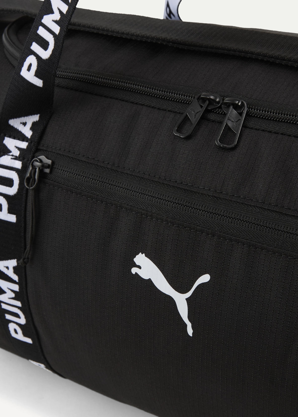 Спортивна сумка жіноча PUMA AT ESS Barrel Bag чорного кольору