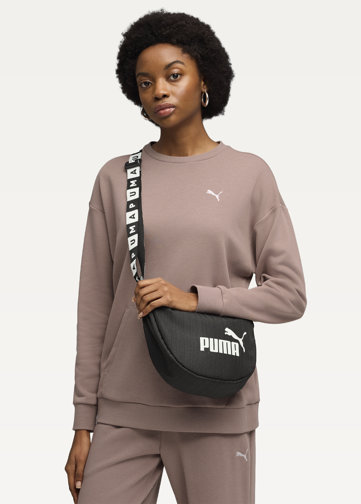 Сумка жіноча PUMA BASE Half Moon Bag B&W чорного кольору