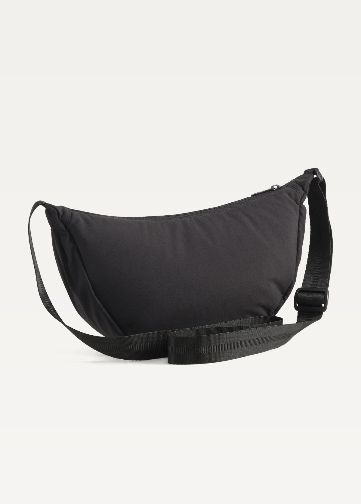 Сумка жіноча  PUMA HER Half Moon Bag чорного кольору