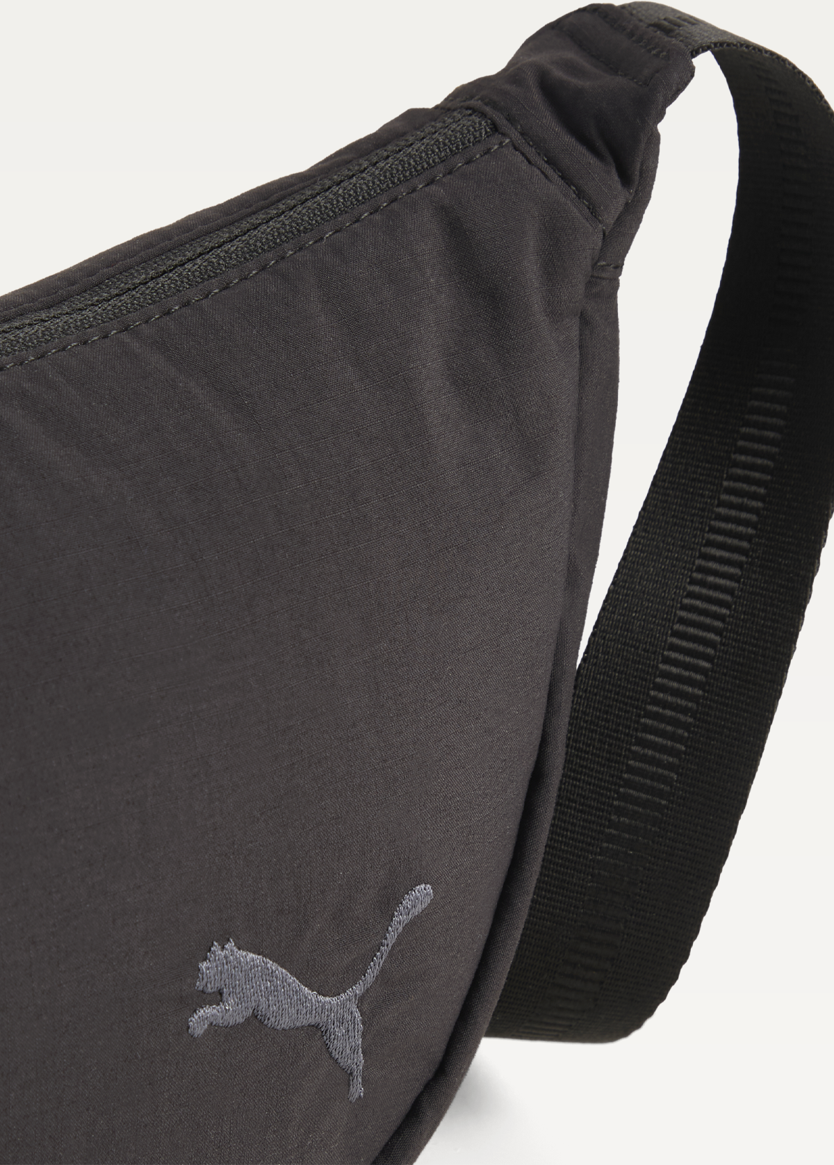 Сумка жіноча  PUMA HER Half Moon Bag чорного кольору