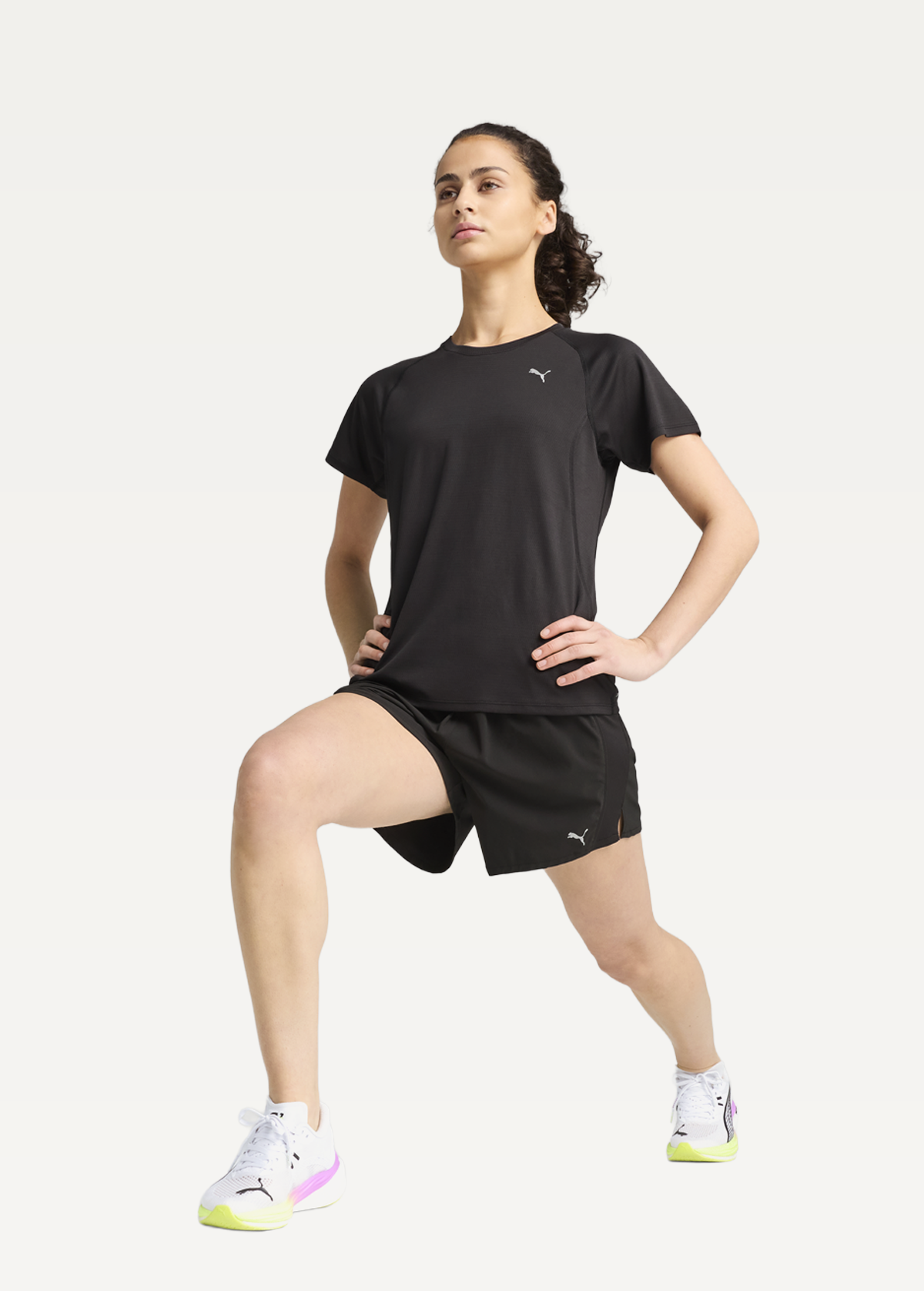 Футболка жіноча PUMA RUN  VELOCITY TEE W (POLY) чорного кольору