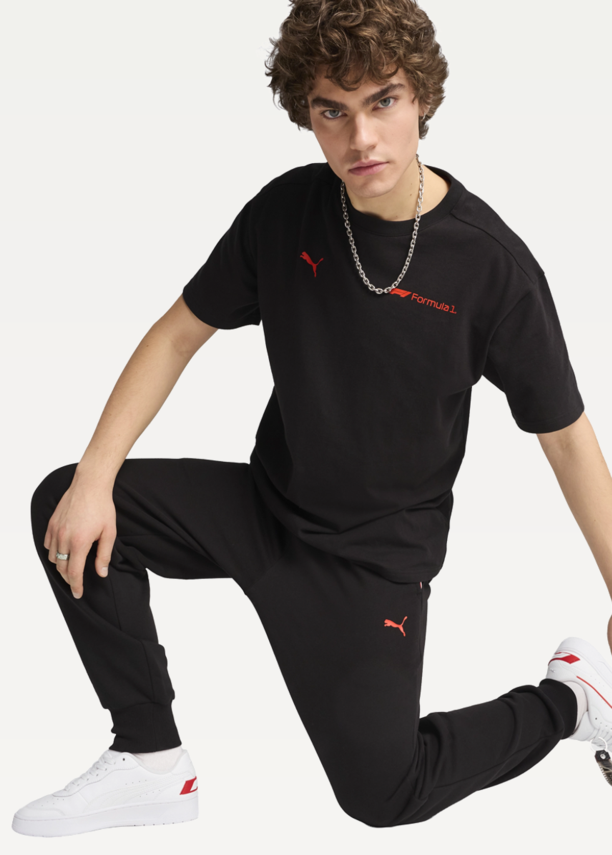 Футболка чоловіча PUMA F1 ESS+ Graphic Tee relaxed чорного кольору