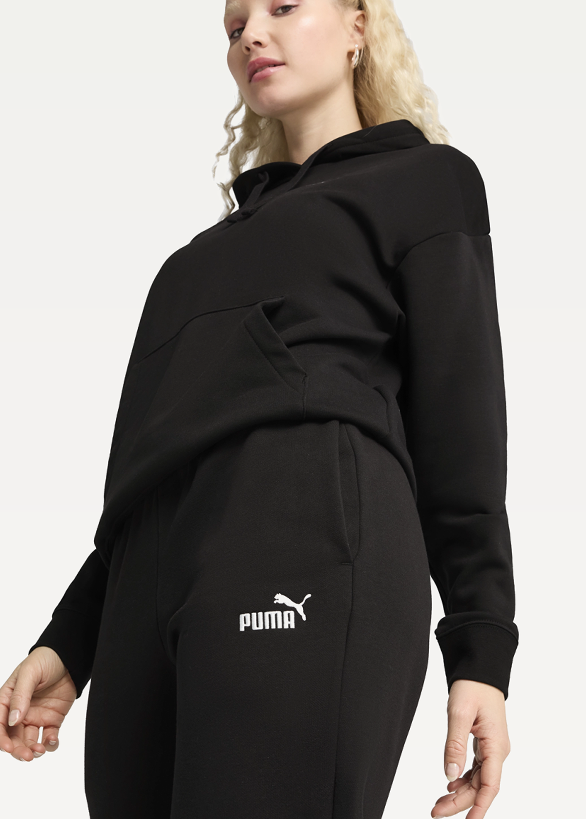 Штани спортивні жіночі PUMA ESS No. 1 Logo Sweatpants чорного кольору