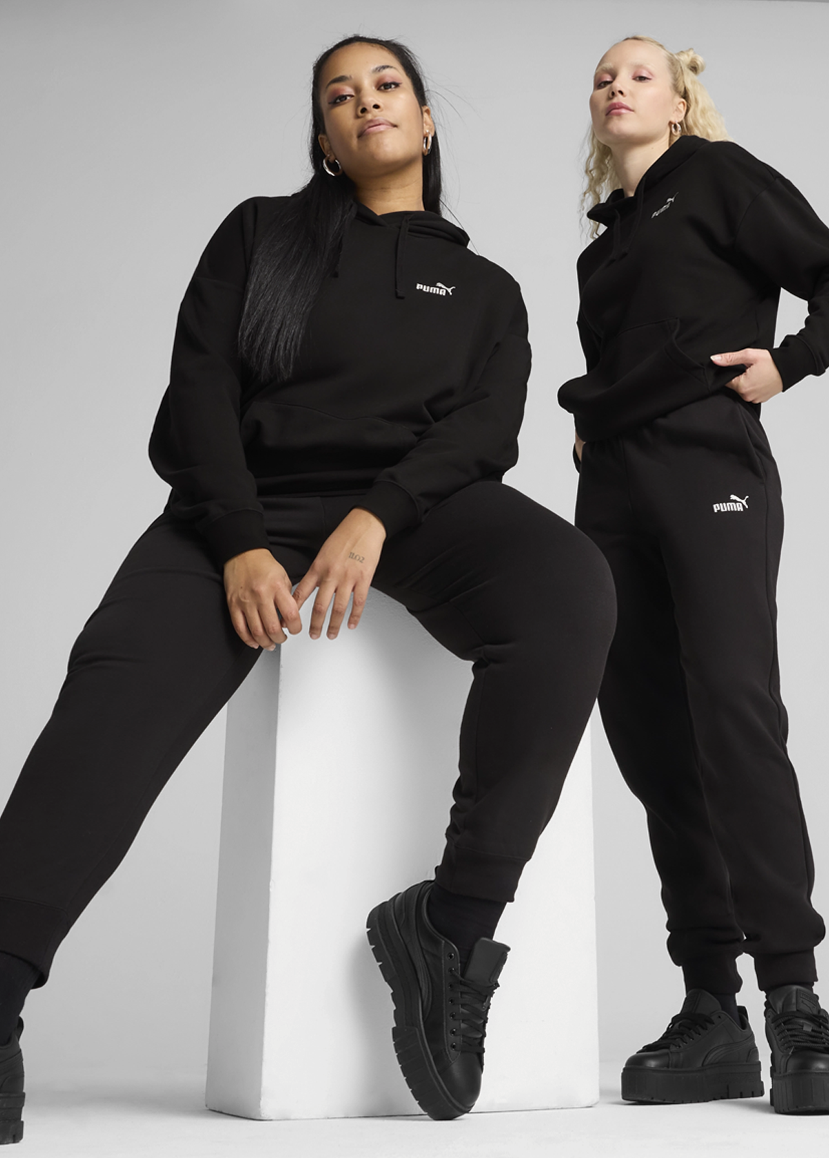 Штани спортивні жіночі PUMA ESS No. 1 Logo Sweatpants чорного кольору