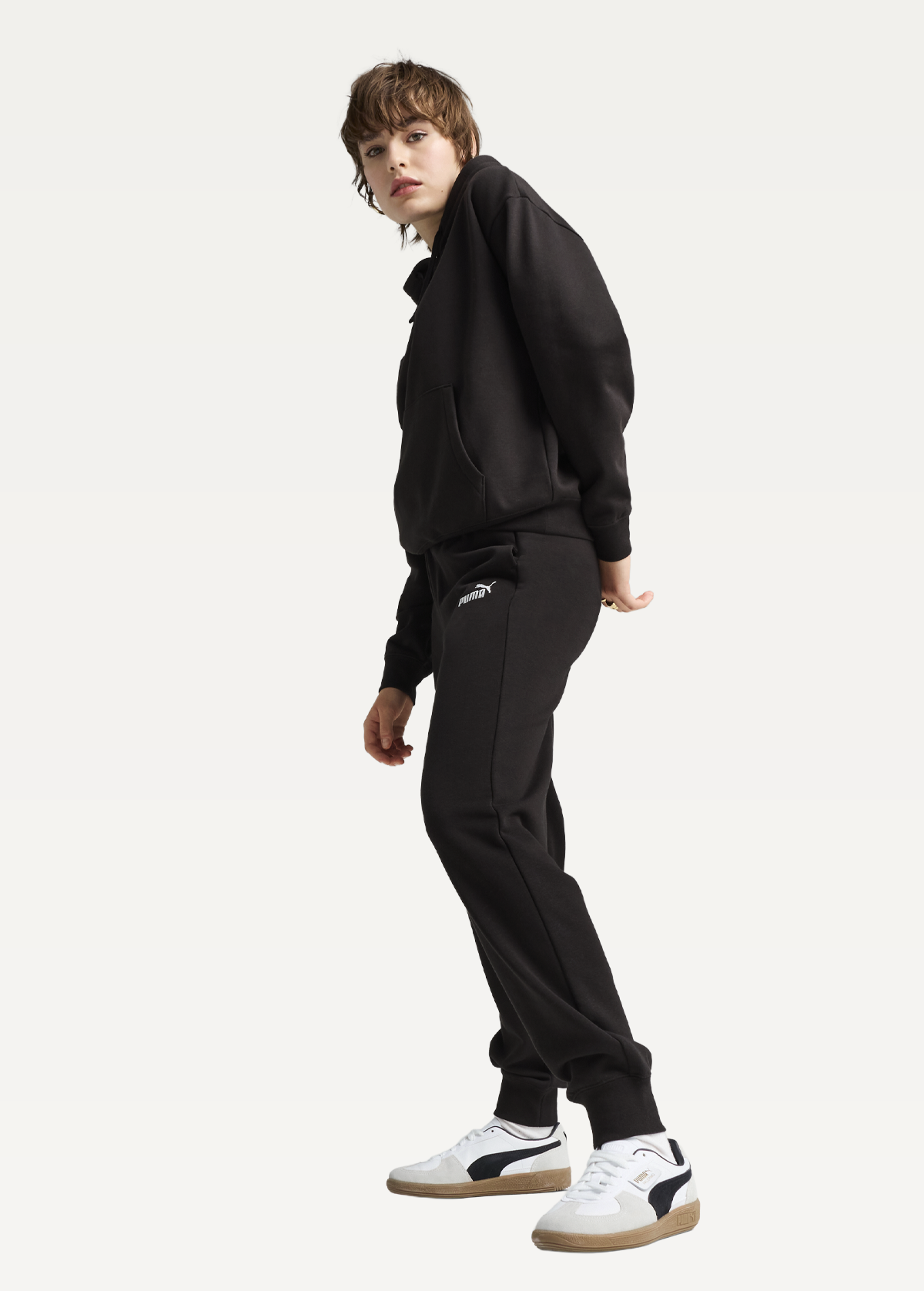 Спортивні штани жіночі PUMA ESS No. 1 Logo Sweatpants 26 чорного кольору