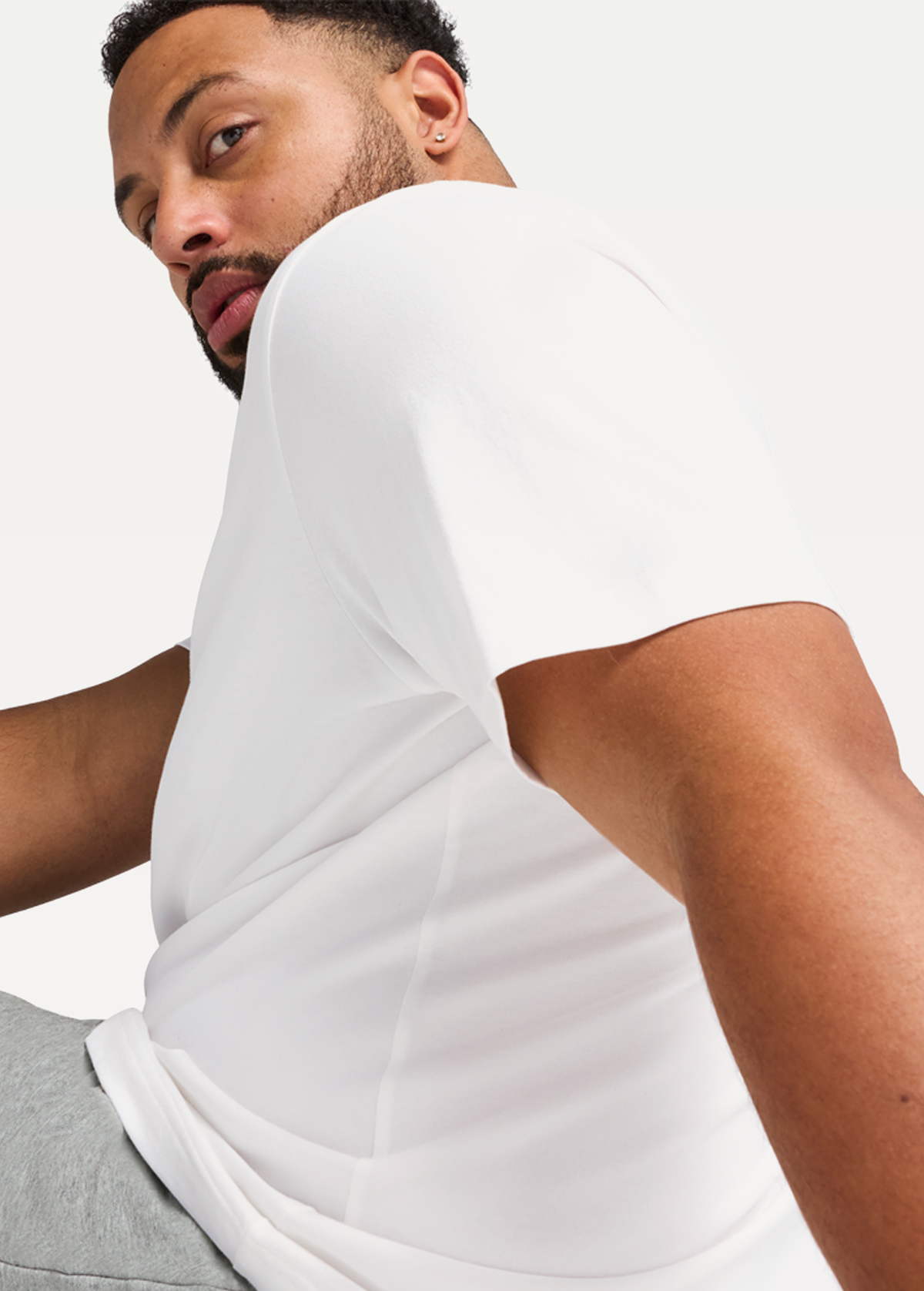 Футболка чоловіча PUMA ESS Small No. 1 Logo Tee білого кольору