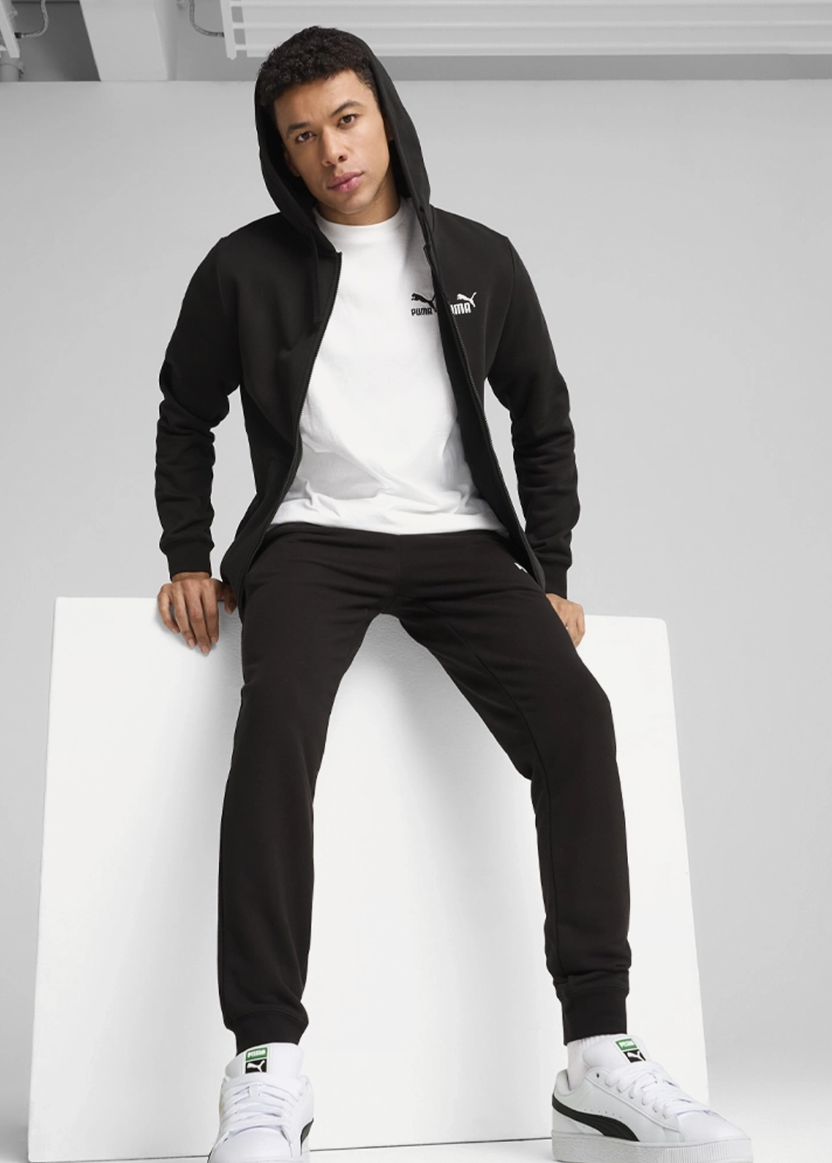 Худі чоловіче PUMA ESS Black Full-Zip Hoodie чорного кольору