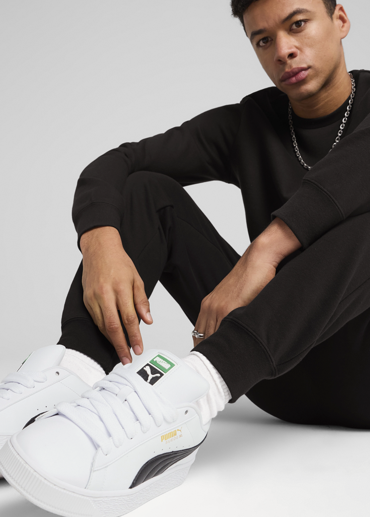 Штаны спортивные мужские PUMA ESS No. 1 Black Logo Sweatpants черного цвета