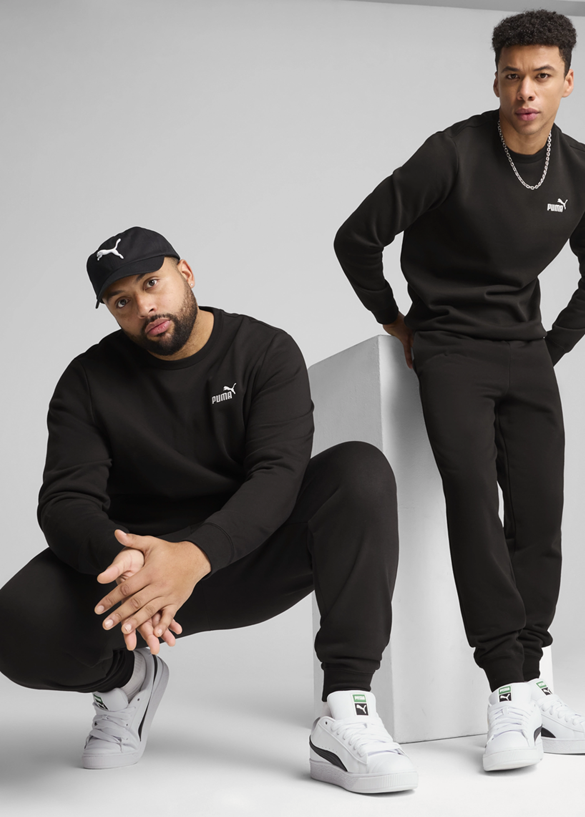 Штаны спортивные мужские PUMA ESS No. 1 Black Logo Sweatpants черного цвета