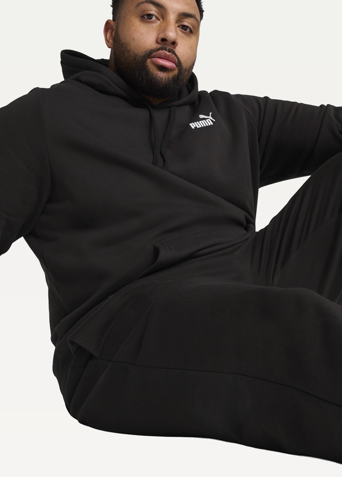 Штаны спортивные мужские PUMA ESS No. 1 Logo Sweatpants черного цвета