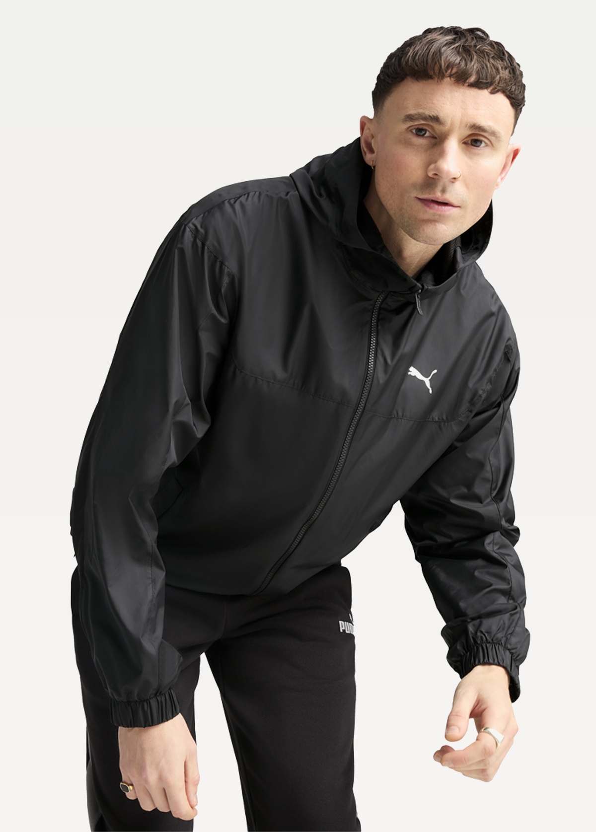 Вітрівка чоловіча PUMA ESS Relaxed Windbreaker чорного кольору