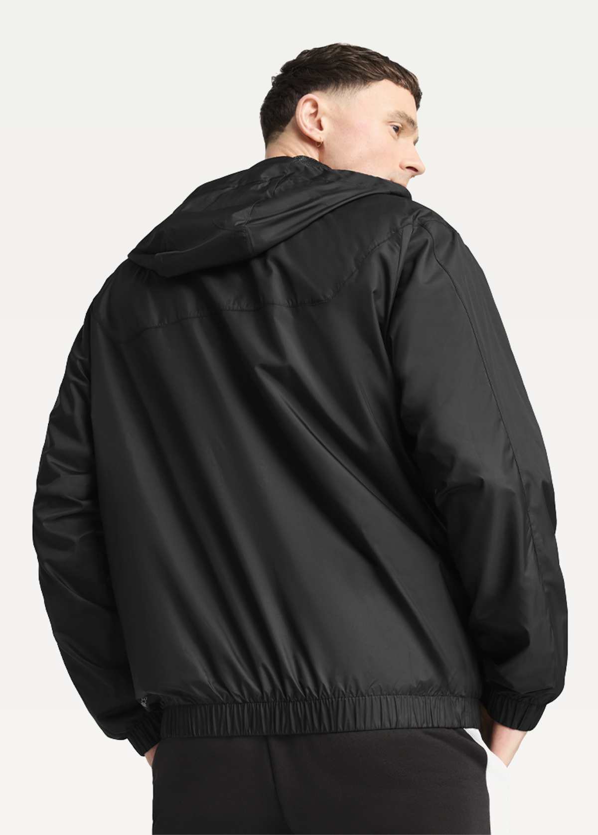 Вітрівка чоловіча PUMA ESS Relaxed Windbreaker чорного кольору